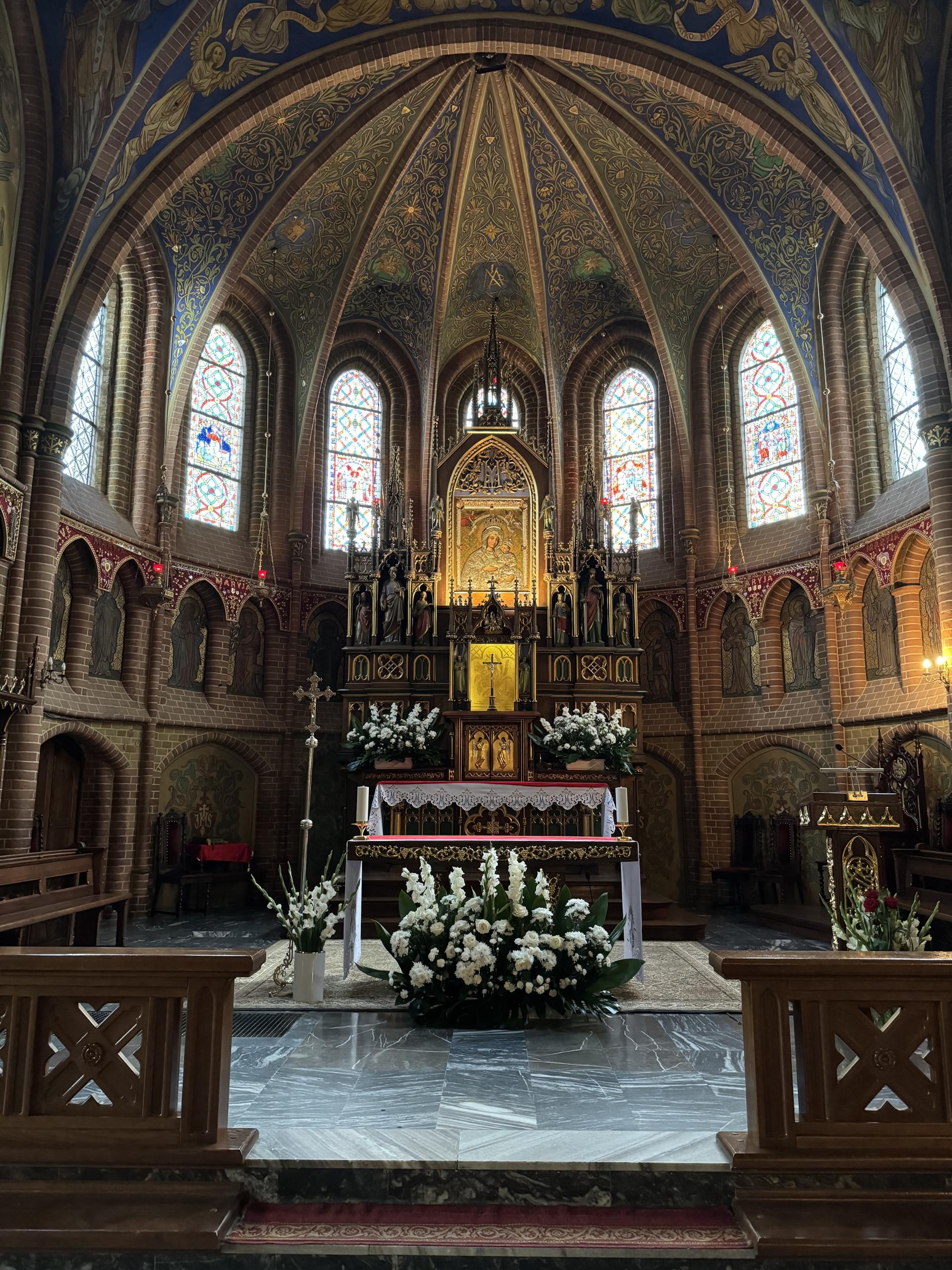 a main altar with the image of the Virgin Mary